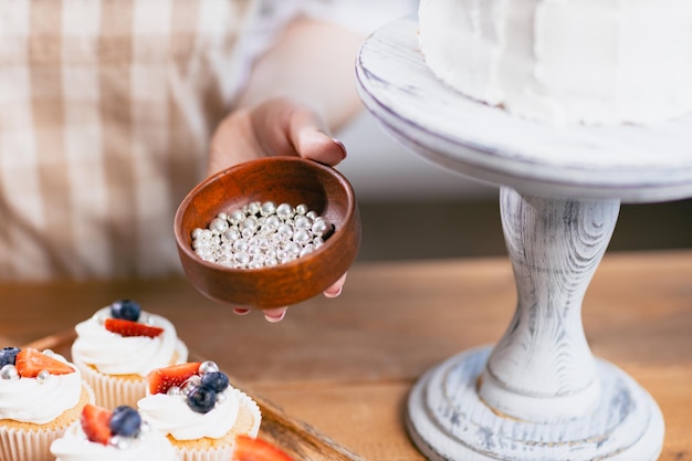 Cukiernik Cukiernik Młoda Kaukaska Kobieta Z Ciastem Na Stole Kuchennym