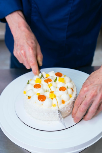 Cukiernik Krojenie ciasta nożem szefa kuchni