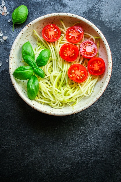 cukinia spaghetti sałatka warzywa pomidorowe