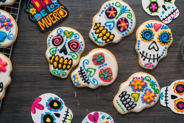 Cukrowe ciasteczka w kształcie cukrowej czaszki ozdobione kolorowym lukrem królewskim na święto Dàa de Muertos-Day of the Dead.