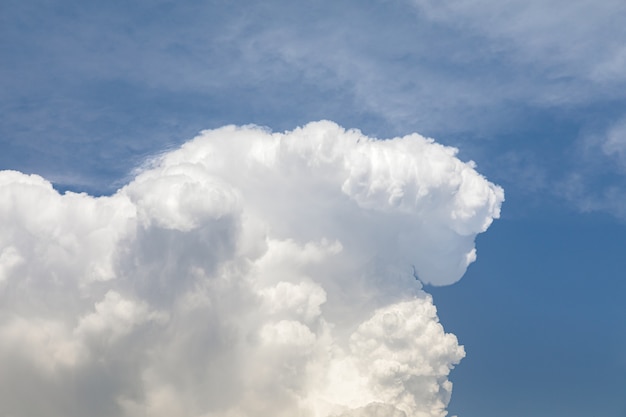 Zdjęcie cumulonimbus chmura w niebieskim niebie