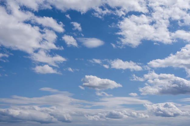 Cumulus białe chmury unoszące się na niebieskim niebie w piękny poranek