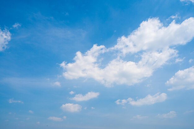 Zdjęcie cumulus białe chmury unoszące się na niebieskim niebie w piękny poranek