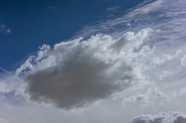 Cumulus cloudscape błękitne niebo i biała chmura przy dobrej pogodzie słoneczny dzień.