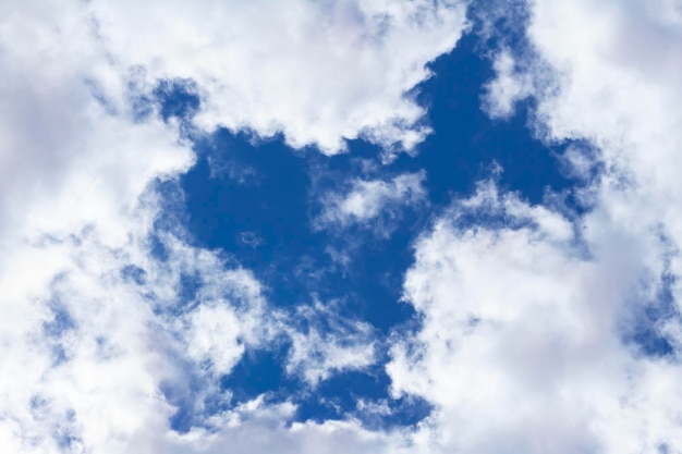 Cumulus flat lub cumulus humilis chmury w widoku błękitnego nieba od dołu Abstrakcyjne tło naturalne