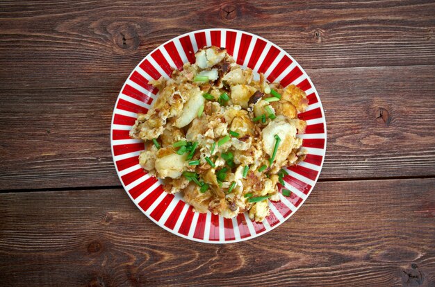 Curried Hash Brown Scramble - Chrupiące Zarumienione Ziemniaki, Smażona Cebula, Curry W Proszku I Jajecznica