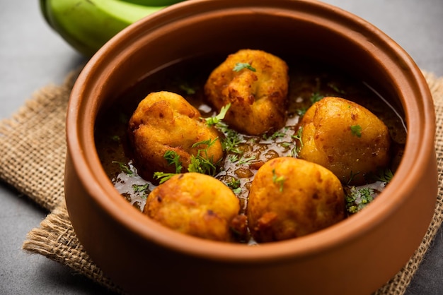 Curry Banana Kofta znane również jako Kachche Kele Ke Kofte w Indiach