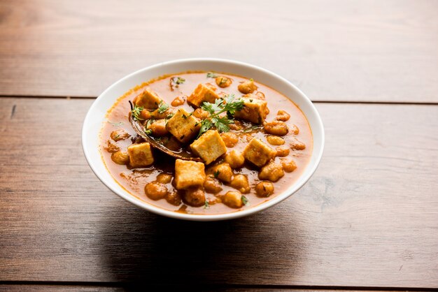 Curry Chole Paneer z gotowanej ciecierzycy z twarogiem z przyprawami. Popularny przepis z północnych Indii. podawane w misce lub patelni. Selektywne skupienie