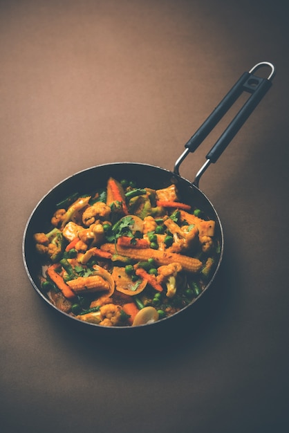 Curry mix warzyw - indyjski przepis na danie główne zawiera marchewkę, kalafior, zielony groszek i fasolę, kukurydzę, paprykę i ser paneer lub twarożek z tradycyjną masalą i curry