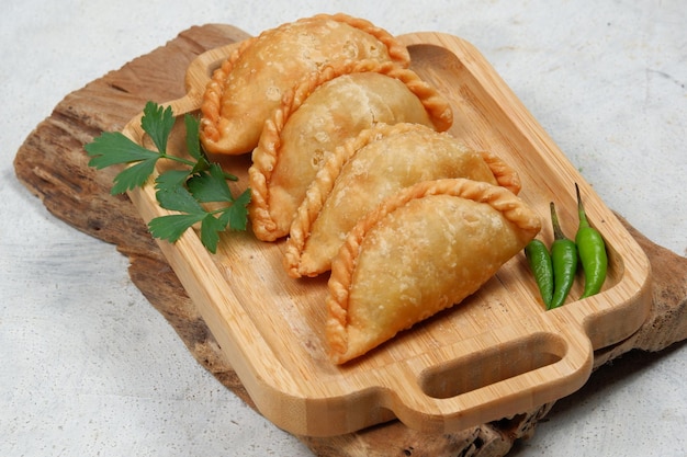 curry puff karipap lub Pastel Goreng to popularne ciasta w Indonezji