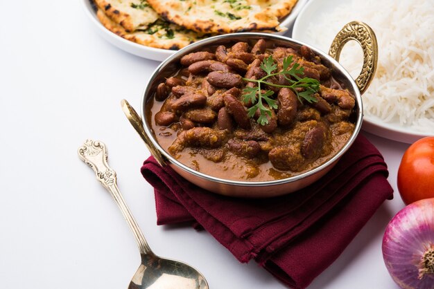 Curry z fasoli nerkowej lub ryż rajma lub rajmah chawal i roti, typowe danie główne z północnych Indii, selektywne skupienie