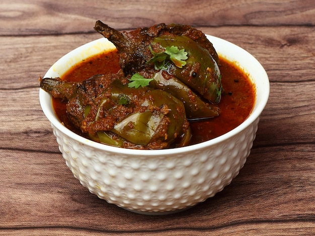 Zdjęcie curry z jajek lub brinjal masala znane również jako baigan ki sabzi w indiach pikantne i smaczne danie zwykle podawane z selektywnym skupieniem chapati