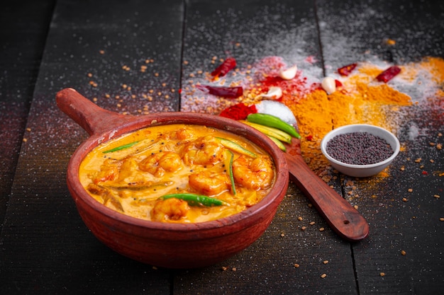 Zdjęcie curry z krewetkami z mangotradycyjne danie kerala wykonane z surowego mango i ułożone w glinianym naczyniu