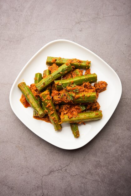 Curry z podudzia to pyszny i pikantny sos warzywny lub suchy przepis, który jest przygotowywany z paluszków moringa i przypraw. Zdrowe indyjskie jedzenie
