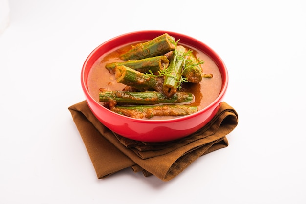 Curry z podudzia to pyszny i pikantny sos warzywny lub suchy przepis, który jest przygotowywany z paluszków moringa i przypraw