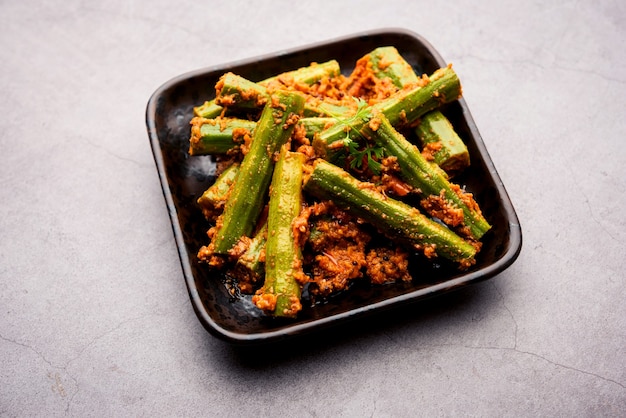 Curry z podudzie to pyszny i pikantny sos warzywny lub suchy przepis, który jest przygotowywany z paluszków moringa i przypraw. Zdrowe jedzenie indyjskie
