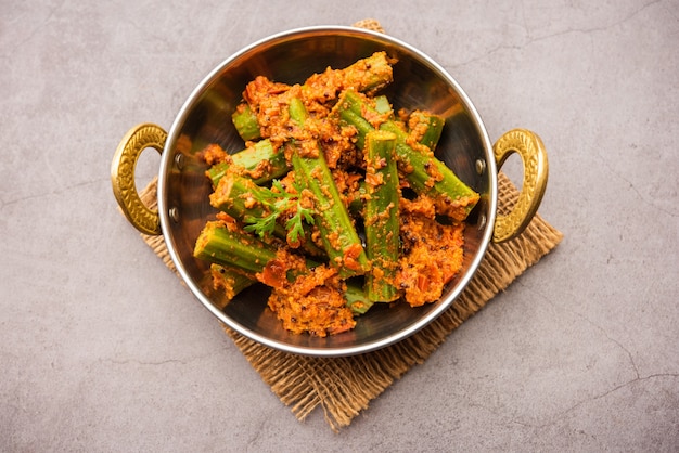 Curry z podudzie to pyszny i pikantny sos warzywny lub suchy przepis, który jest przygotowywany z paluszków moringa i przypraw. Zdrowe jedzenie indyjskie