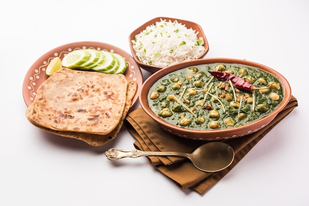 Curry ze szpinakiem z ciecierzycy lub Chana Masala z Palakiem podawane z ryżem i podpłomykiem lub Paratha, selektywne focus