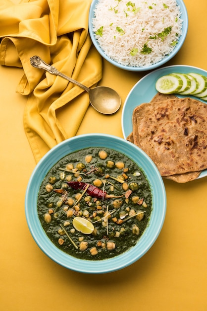 Curry ze szpinakiem z ciecierzycy lub Chana Masala z Palakiem podawane z ryżem i podpłomykiem lub Paratha, selektywne focus