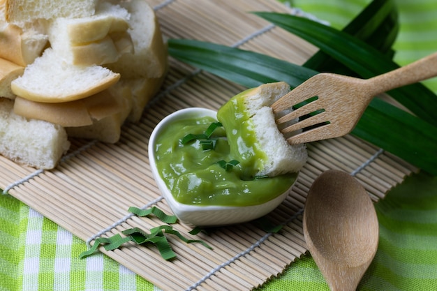 Custard Chleb W Drewnianej Tacy I Pandan Wklej Na Zielonej Sukiennej Podłodze