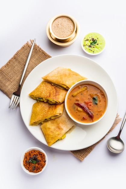 Cut Masala dosa lub wiosenna dosa to południowoindyjskie danie podawane z sambharem i kokosowym chutney