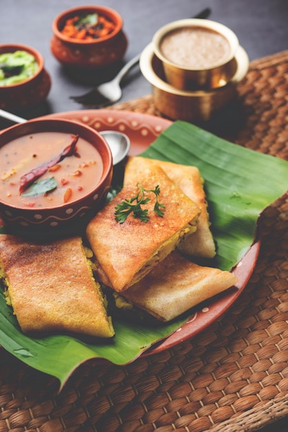 Cut Masala dosa lub wiosenna dosa to południowoindyjskie danie podawane z sambharem i kokosowym chutney