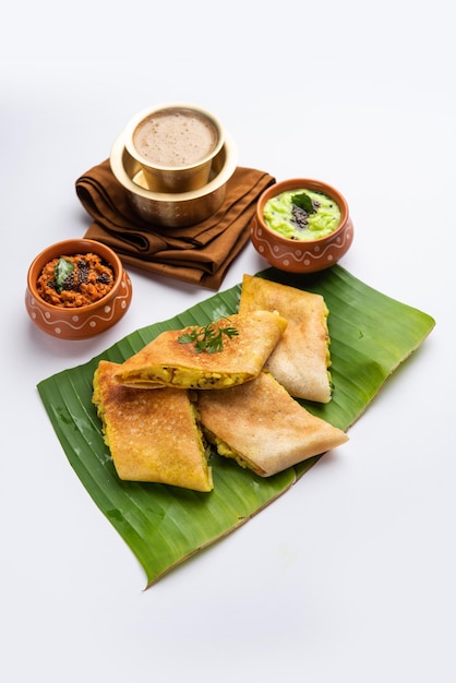 Cut Masala dosa lub wiosenna dosa to południowoindyjskie danie podawane z sambharem i kokosowym chutney