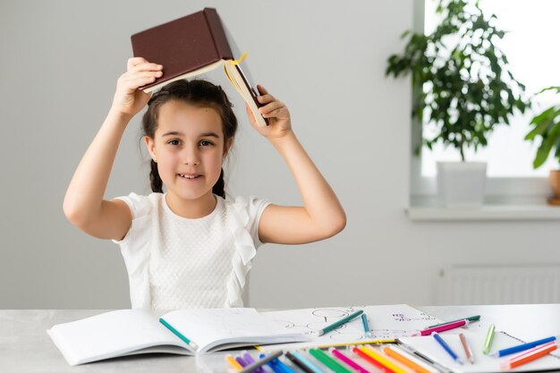 Cute Dziewczynka Studiuje W Domu I Uśmiecha Się.