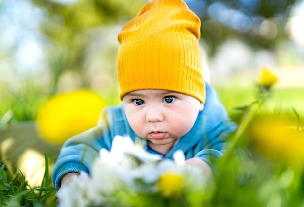 Cute little boy z dandelions Pi?kny portret dziecka na zewn?trz Baby boy odkrywania przyrody