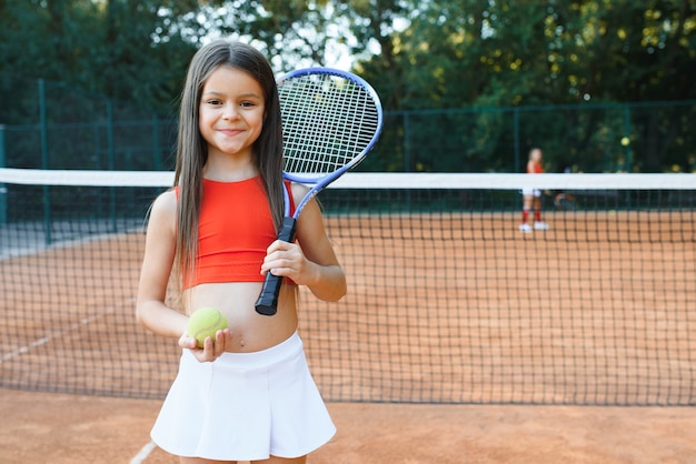 Cute Little Girl Gry W Badmintona Na Zewnątrz W Ciepły I Słoneczny Letni Dzień