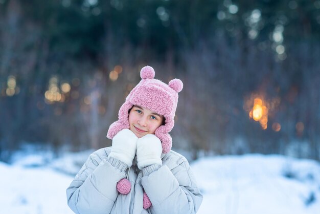 Cute little girl nastolatka zabawy bawiąc się śnieżkami, gotowy rzucić śnieżką.