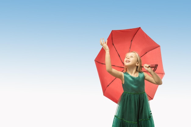 Cute little girl z parasolem na tle niebieskiego nieba cute girl przemyślany dziecko marzy ludzi miejsca na tekst