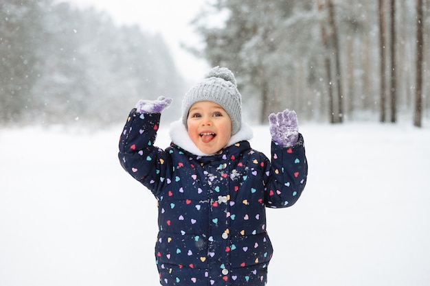 Cute Little Girl Zabawy Na świeżym Powietrzu Ze śniegiem. śnieżna Zima.