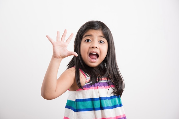 Cute little Indian girl liczenia liczby palcem prawej ręki, na białym tle na białym tle