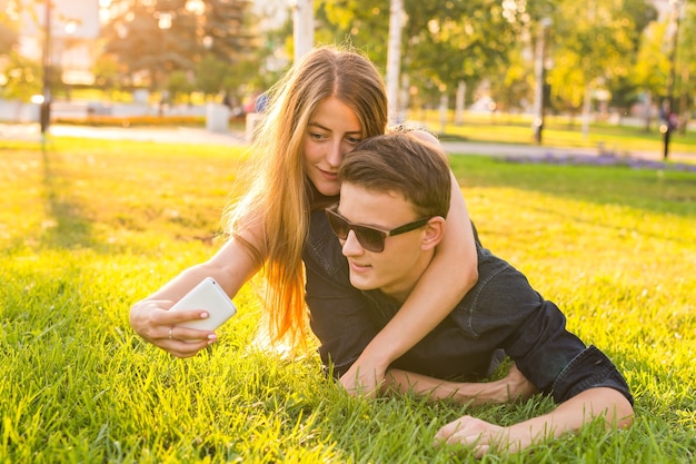 Cute para przy selfie w słoneczny dzień.