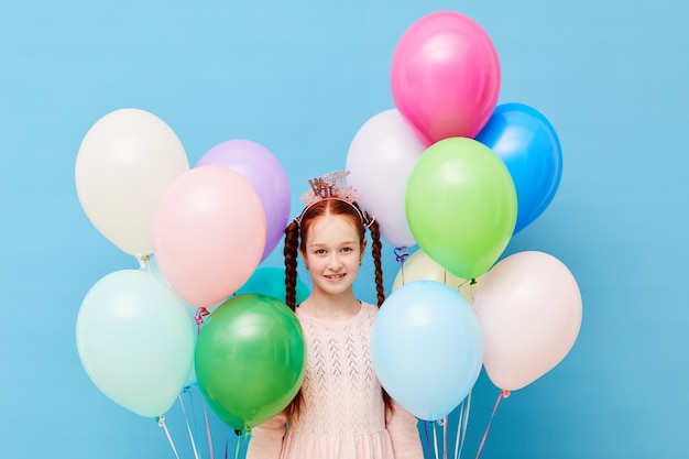 Cute Red Haired Dziewczyna Trzyma Balony