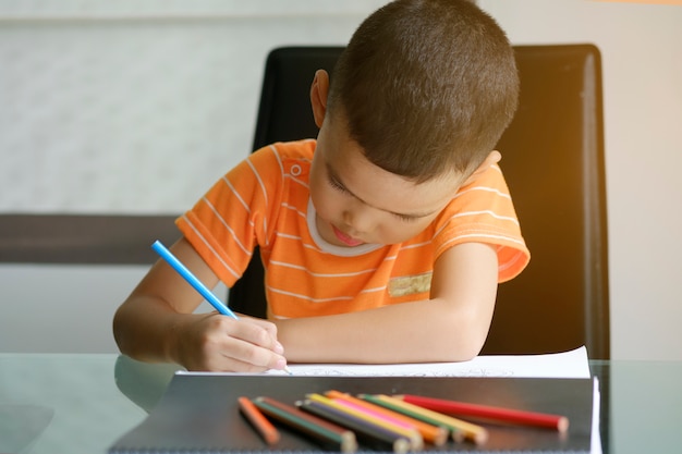 Cute rysunek chłopca z kolorami ołówków, kid koncepcji nauki