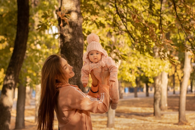 Cutie młoda matka ze swoją małą córeczką