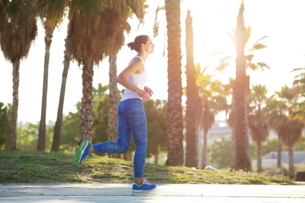 Ćwiczenia kobieta jogging na zewnątrz