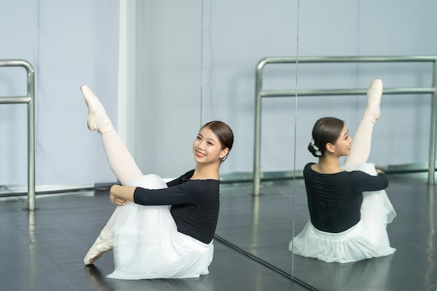 Ćwiczenia tańca baleriny w sali baletowej dla dzieci w koncepcji tańca