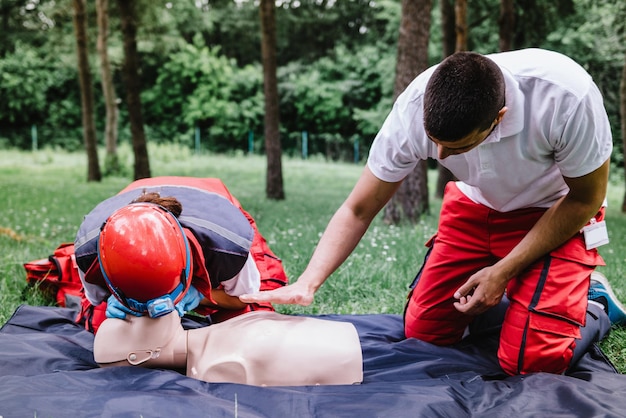 Ćwiczenie resuscytacji na manekinie resuscytacyjnym