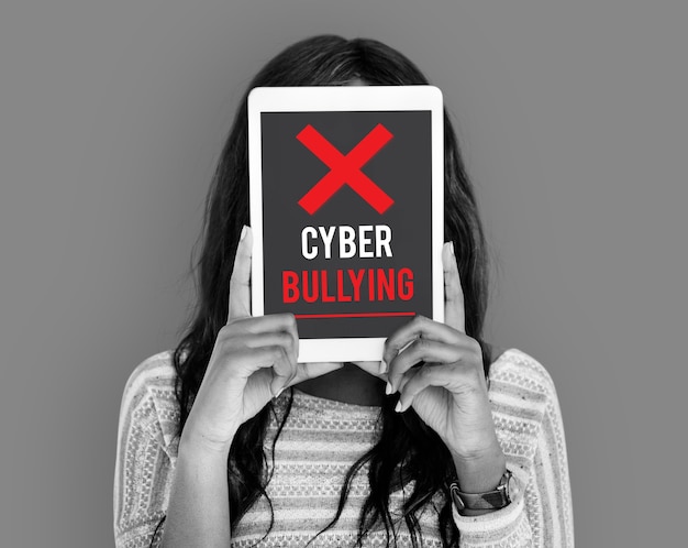 Cyberprzemoc Nadużycia Nękanie Trolling