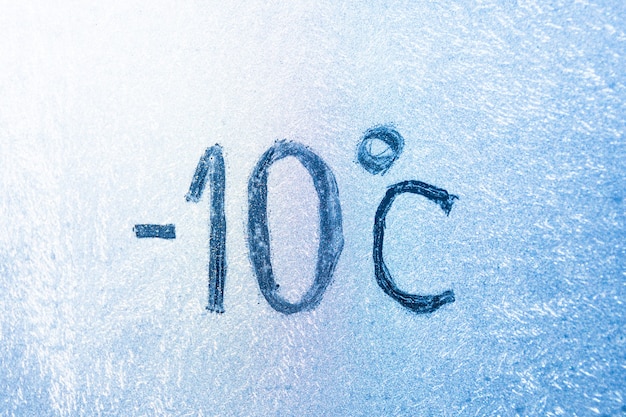 Cyfra 14 stopni Fahrenheita lub -10 stopni Celsjusza na lodowatym szkle pokrytym lodem i szronem. Pojęcie ekstremalnych mrozów.