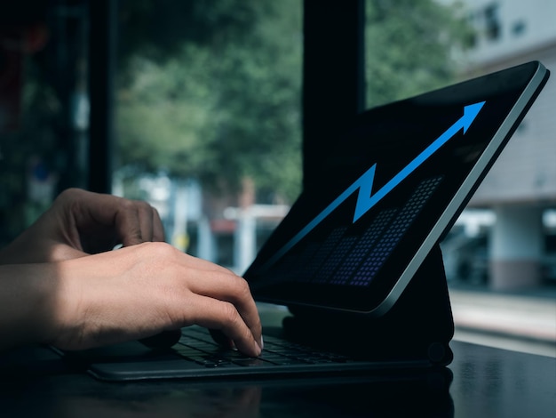Cyfrowa analiza inwestycji handel koncepcje rozwoju biznesu finansowego Niebieska świecąca strzałka z wykresem wzrostu na ekranie komputera typu tablet, używana przez przedsiębiorców, którzy inwestują na giełdzie online