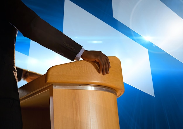 Zdjęcie cyfrowa kompozycja przedstawiająca biznesmena na podium przemawiającego na konferencji o futurystycznych kształtach