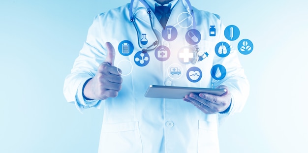 Cyfrowa opieka zdrowotna i połączenie sieciowe na hologramie nowożytnego wirtualnego ekranu interfejs, medyczną technologię i sieci pojęcie.