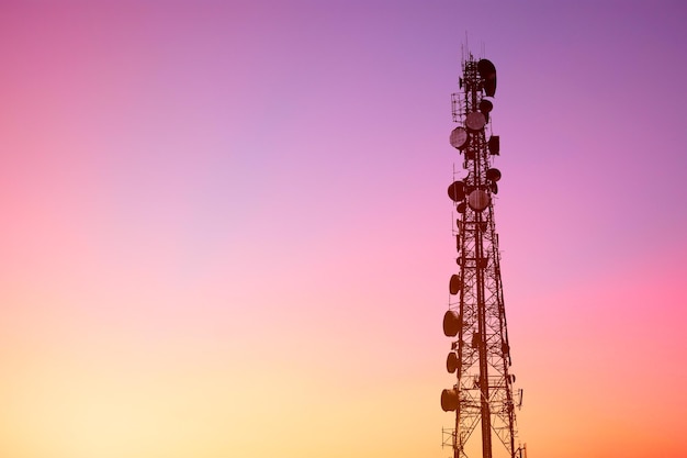 Cyfrowa wieża telekomunikacyjna 4G lub 5G z miejscem na komórkę telefoniczną z pustym miejscem na kopię nieba o zmierzchu do komunikacji tekstowej technologia infrastruktury internetowej