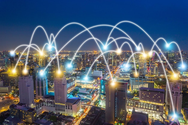Cyfrowe połączenie z siecią danych w inteligentnym mieście i komunikacja w branży technologii skyline