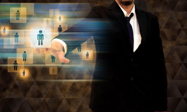 Zdjęcie cyfrowy kompozytowy obraz biznesmena dotykającego symbolu