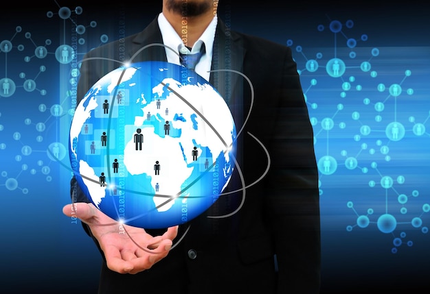 Zdjęcie cyfrowy kompozytowy obraz biznesmena trzymającego glob